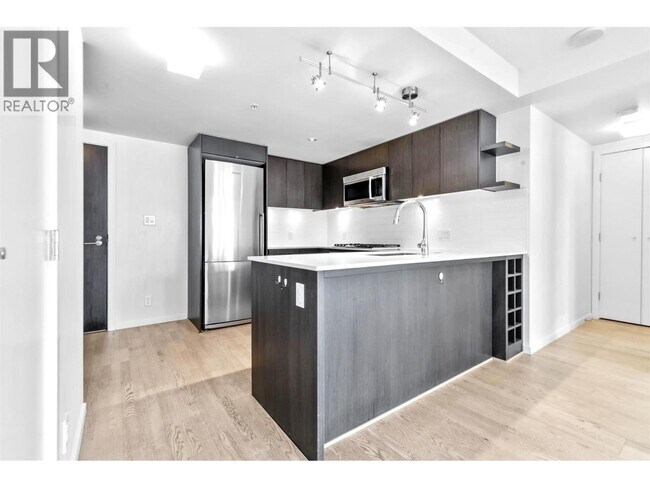 Photo du bâtiment - 7988 Ackroyd Rd