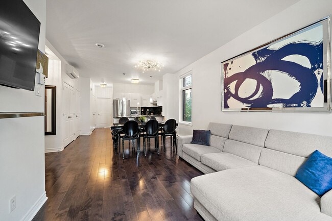 Building Photo - 2284 Rue Victoria