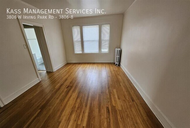 Foto del edificio - 3806 W Irving Park Rd