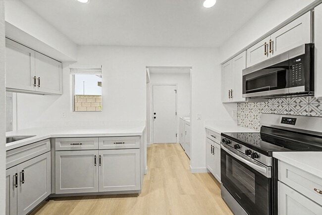 Foto del edificio - South Tempe 3BR Townhome w/ Private Yard, W/D & Parking
