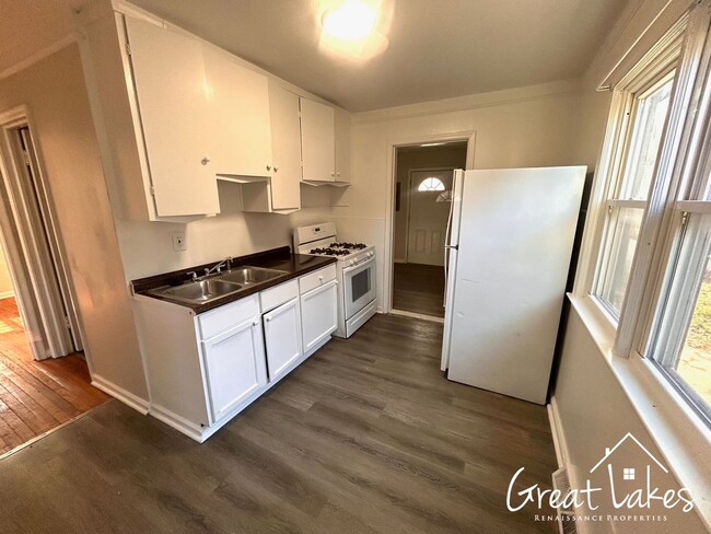 Building Photo - $200 OFF FIRST MONTH'S RENT - Charming 2 b...