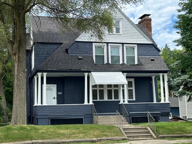 Building Photo - 1003 E Washington St