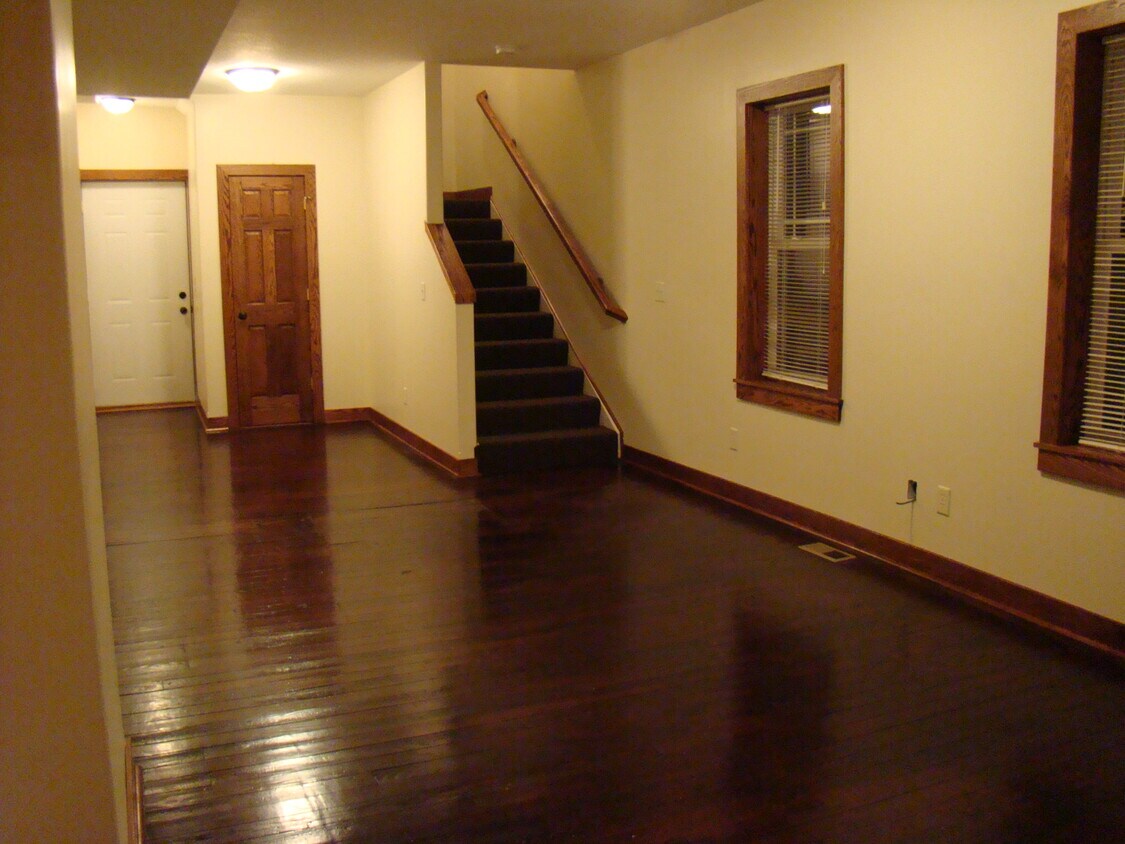 Living Room - 509 E 7th St