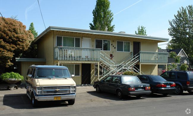 Building Photo - 440 Madison St