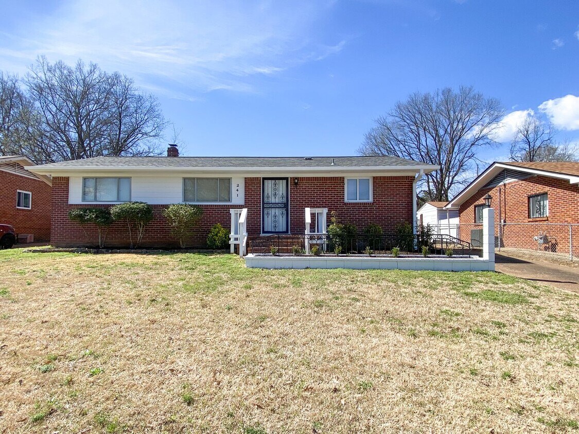 Foto principal - 4 bedroom, 2 bathroom recently updated in ...