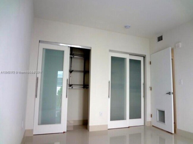 Building Photo - 6891 Bay Dr