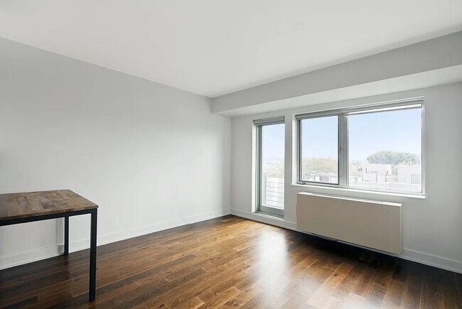 Foto del edificio - 100 Maspeth Ave