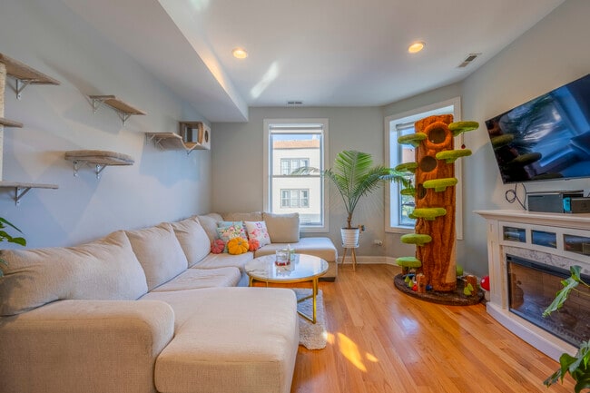 Building Photo - 2056 N Damen Ave