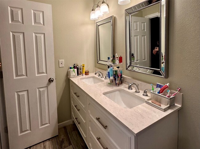 Foto del edificio - 7810 Kellwood Dr