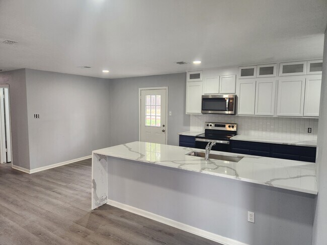 Building Photo - 114 Bybee Dr