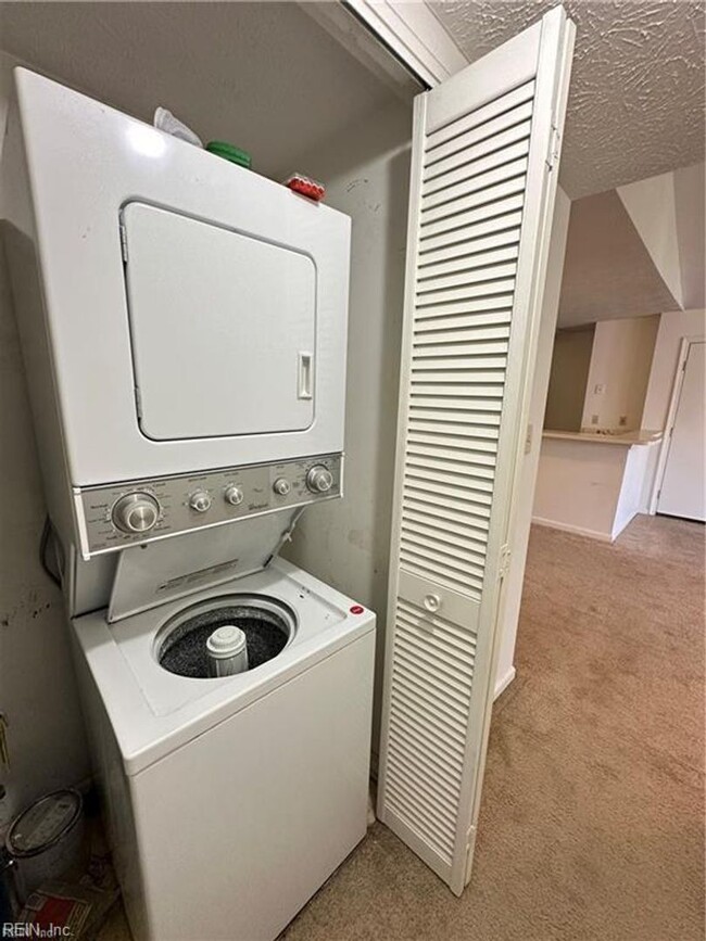 Building Photo - 2 Bedroom 1 Bath Condo