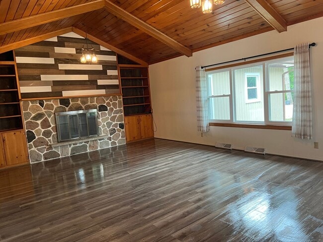 Building Photo - W210N11785 Hilltop Dr