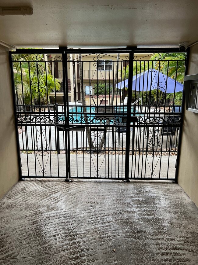 Building Photo - 465 S Royal Poinciana Blvd