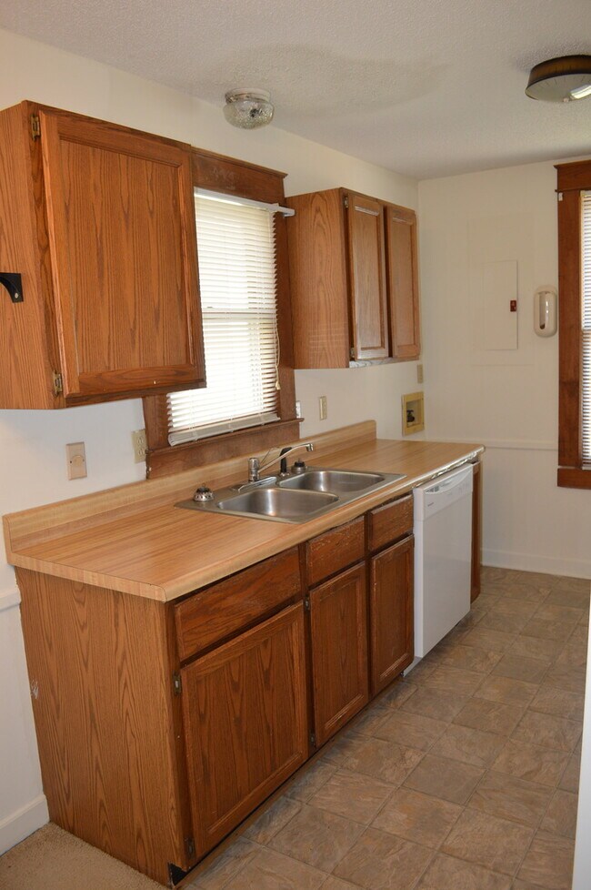 Building Photo - 1 Bedroom House in Central available Augus...