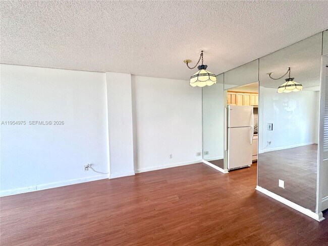 Foto del edificio - 250 Jacaranda Dr