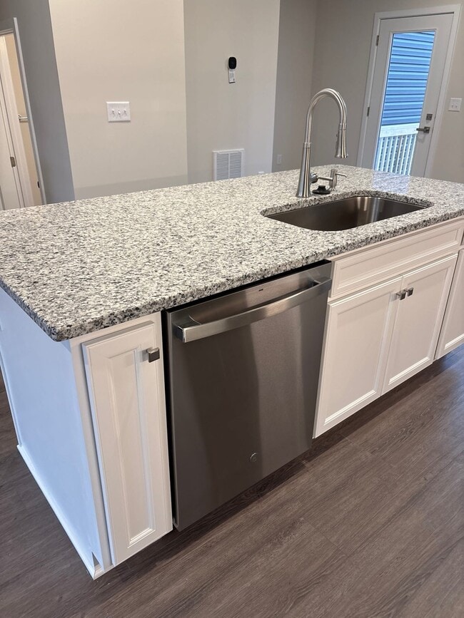 Building Photo - 711 Tambor Rd