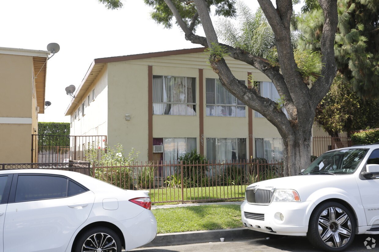 Primary Photo - 1222 E Borchard Ave