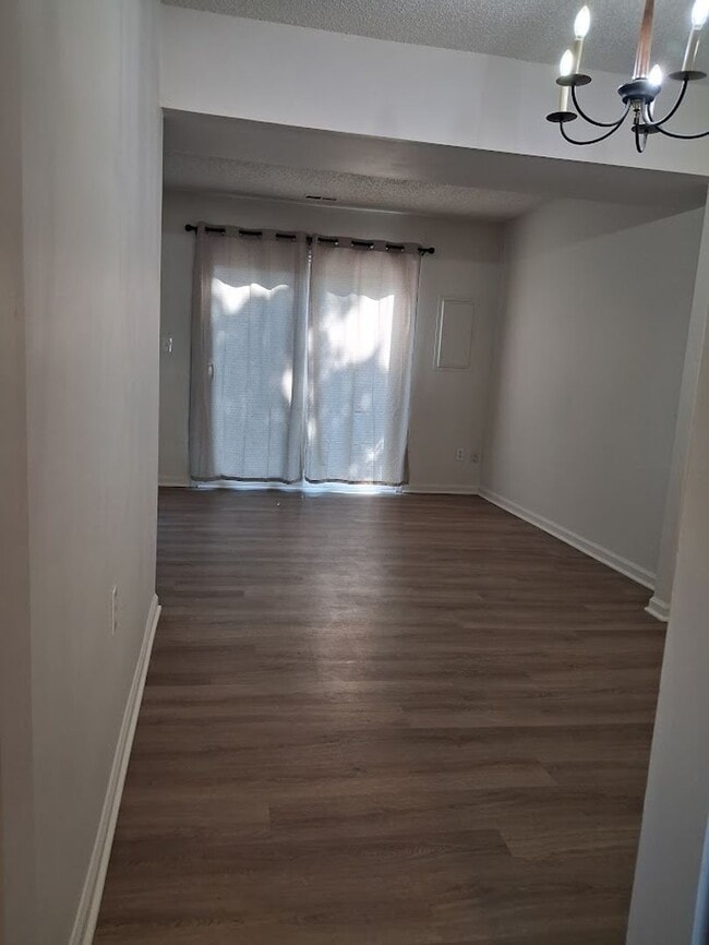 Building Photo - Charming 3BR Townhouse with Fenced Backyard and Community Pool