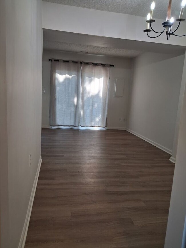 Foto del edificio - Charming 3BR Townhouse with Fenced Backyard and Community Pool