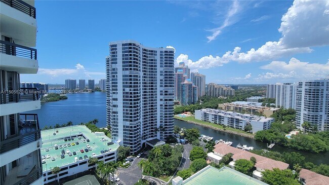 Foto del edificio - 3500 Mystic Pointe Dr