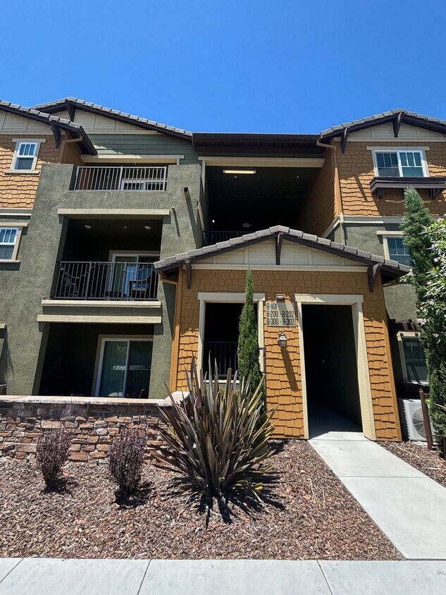 Primary Photo - Beautiful 1 Bedroom 1 Bathroom Third Floor...