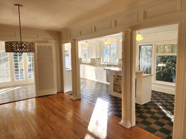 Building Photo - 106 N Ridgewood Pl