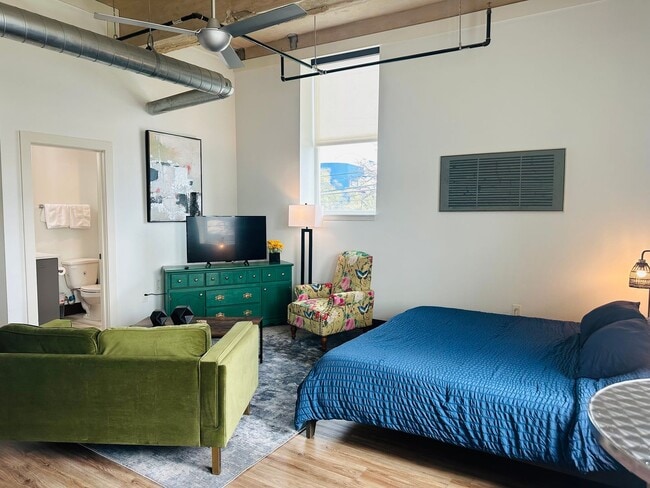 Building Photo - Studio Unit Available