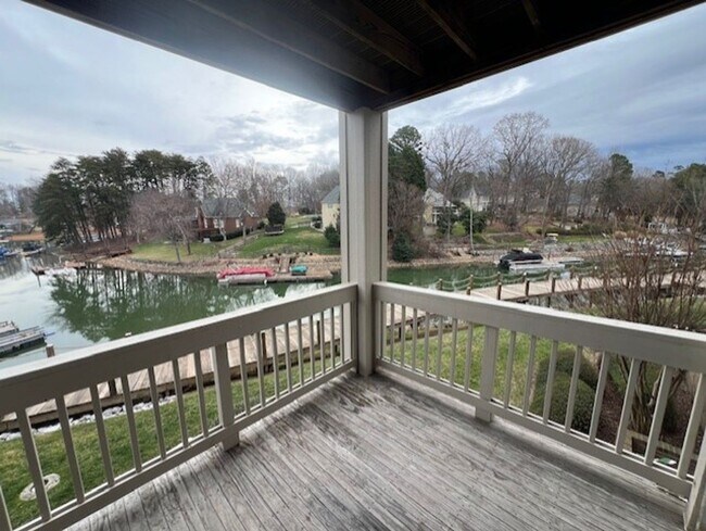 Building Photo - Waterfront - 2 Bed/2 Bath Condo - Pier 33 - Alley Kitchen - Fireplace - Washer/Dryer Included - C...