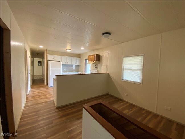 Foto del edificio - 8028 Breeze Dr