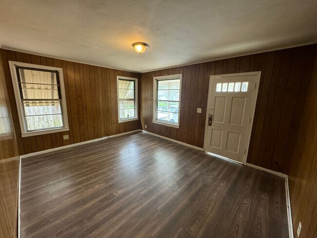 Foto del edificio - Spacious 3 Bedroom Home