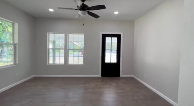 Building Photo - 2115 Reuter Ave