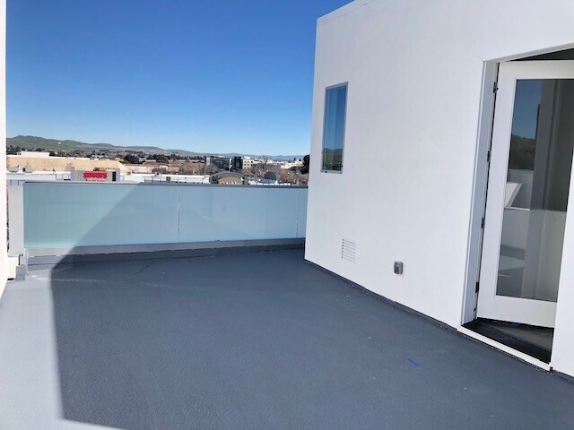 Foto del edificio - Newer Central Dublin Townhome with 2-Car Garage and Private Rooftop Deck