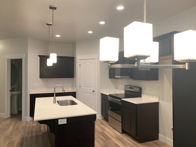 Foto del edificio - Charming 3-Bedroom Townhome with Modern Up...