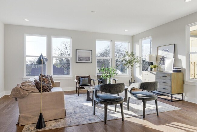 Foto del edificio - Beautiful Charlotte Park Townhome With Two...