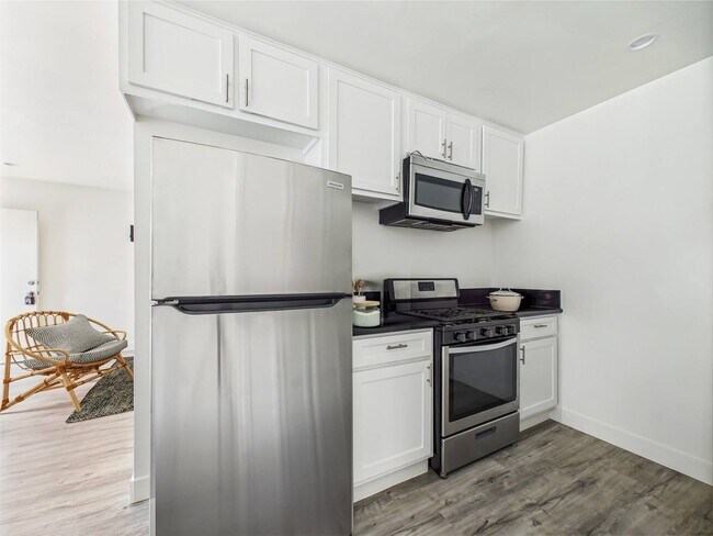 Foto del edificio - 13060 Burbank Blvd. Apartments