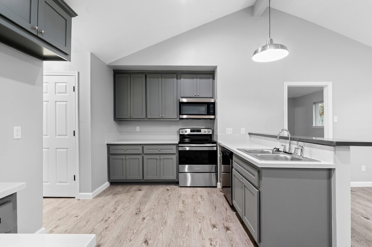 Photo - 10922 Village Trail Dr - Beautiful 4-Bedroom Home in Hastings Green!