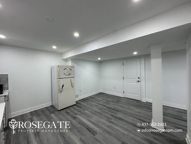 Photo du bâtiment - 2-Bedroom Basement Apartment with Parking & Private Outdoor Space – Brampton