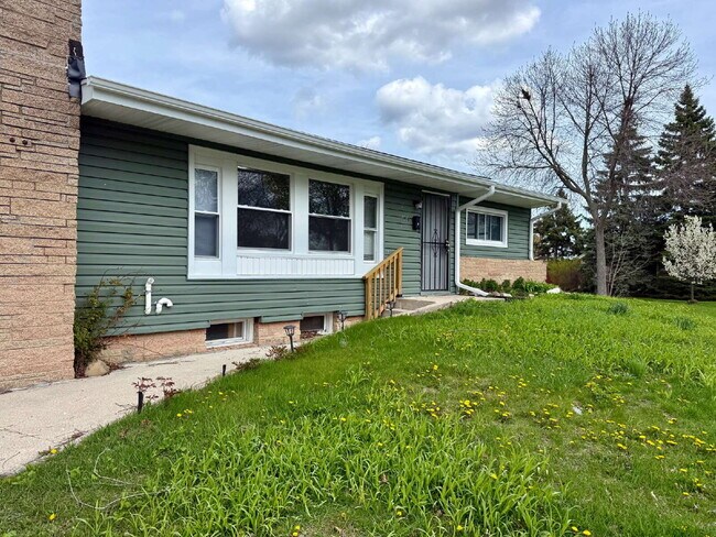 Building Photo - Beautifully remodeled 3 bedroom, 1.5 bath home.