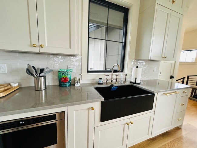 Building Photo - New Townhome on 500 12th st! ~ Furnished O...