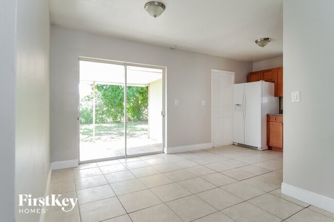 Building Photo - 2410 Largo Dr