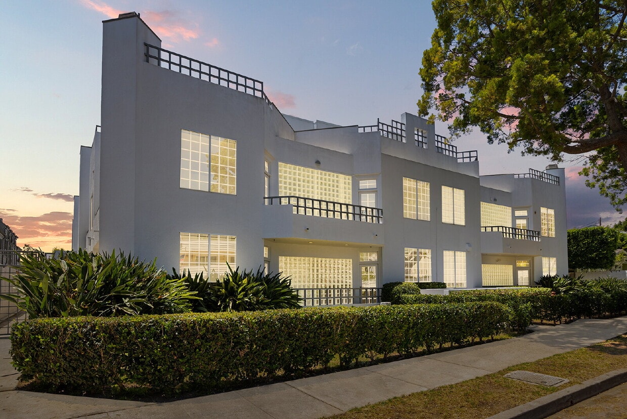 Stylish End-Unit Townhome in Prime Santa Monica | Private Rooftop Deck & Bonus Room - Stylish End-Unit Townhome in Prime Santa Monica | Private Rooftop Deck & Bonus Room