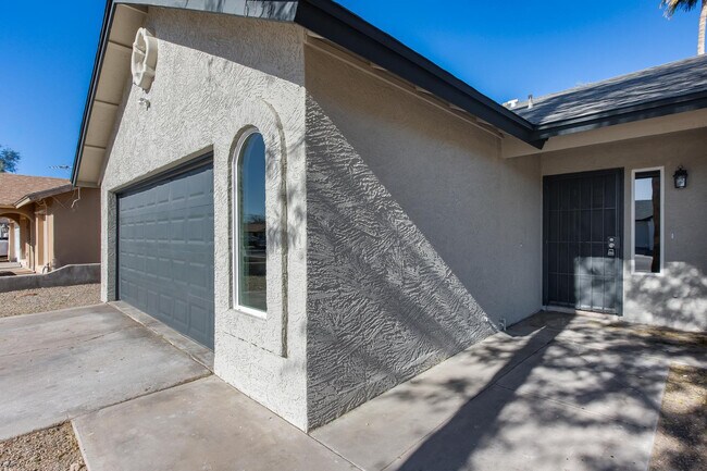 Foto del edificio - 6934 W McLellan Rd