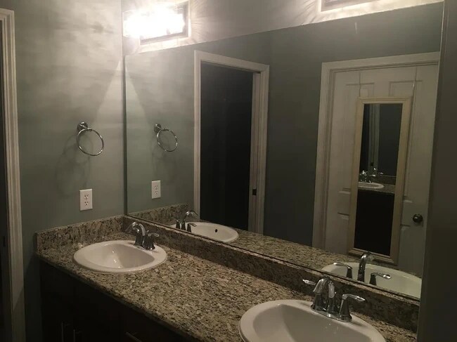 Baño principal - 2310 Elliott Ave