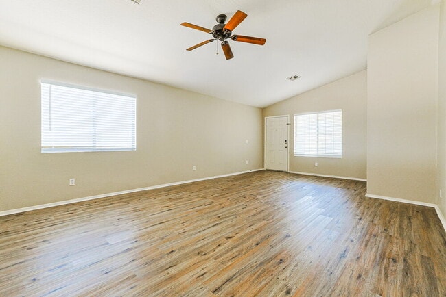 Foto del edificio - 1453 E Kelsi Ave