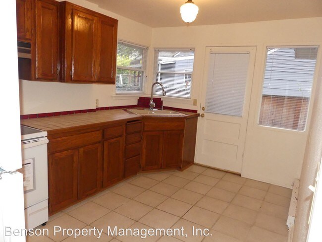 Building Photo - 4320-4328 NE Maywood Pl