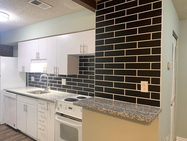 Building Photo - 2402 Whispering Woods Blvd
