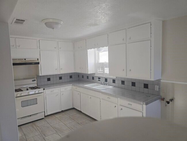 Foto del edificio - 1795 Euclid St