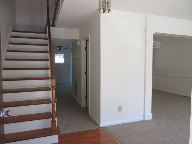 Building Photo - 3213 Gateway Cir