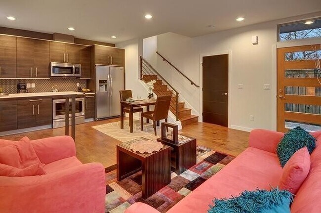Building Photo - Central District Townhouse
