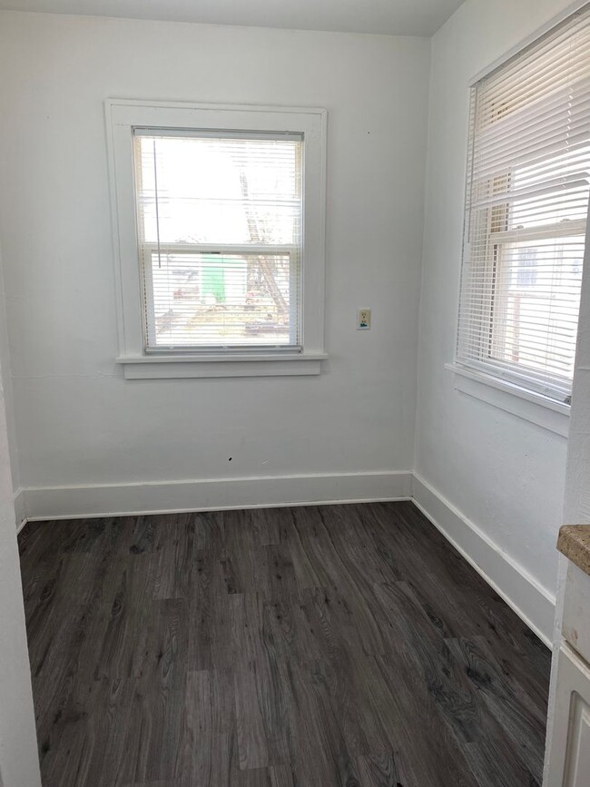 Building Photo - Updated 2 Bedroom, 1 Bathroom House for Re...